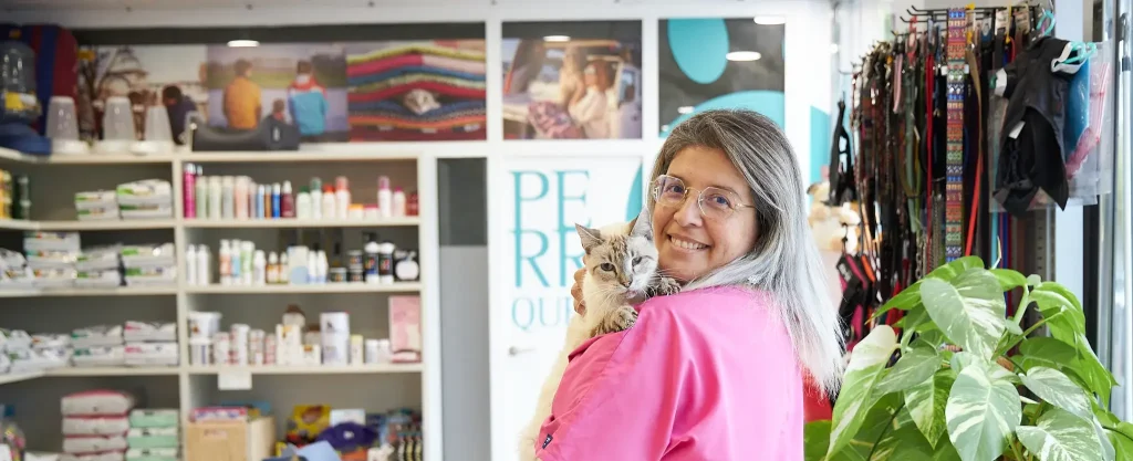 ATV Sandra amb gat a Clínica Veterinaria Quatre Camins de Tortosa